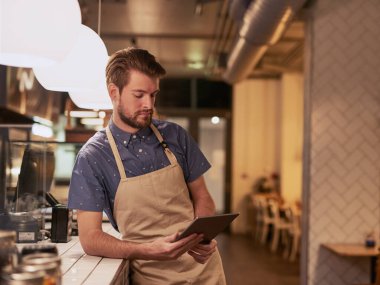 Adamım, küçük işletmelerde iletişim için tabletli kafe, online anlaşma veya içecek siparişi veren bir kafe. Restoran, barmen ya da garson iletişim, ağ ya da müşteri hizmetleri teknolojisi ile mutfakta..