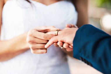 Çift, eller ve alyans açık havada seremoni ve sadakat ya da bağlılık sözünün sembolü. İnsanlar, parmaklar ve birlik ya da ortaklık için ikon, evlilik veya ilişkide destek ve güven.
