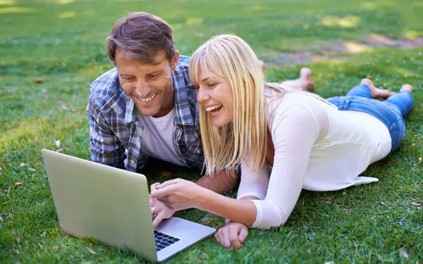 Love Laugh Couple Laptop Nature Social Media Video Streaming Comic — Stock Photo, Image
