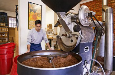 Kahve, kontrol ve makineli adam küçük işletme, üretim ve kalite kontrolle kızartma için. Girişimci, barmen ya da kafede fasulyeli kızartma makinesi, sürdürülebilir başlangıç ve espresso süreci.