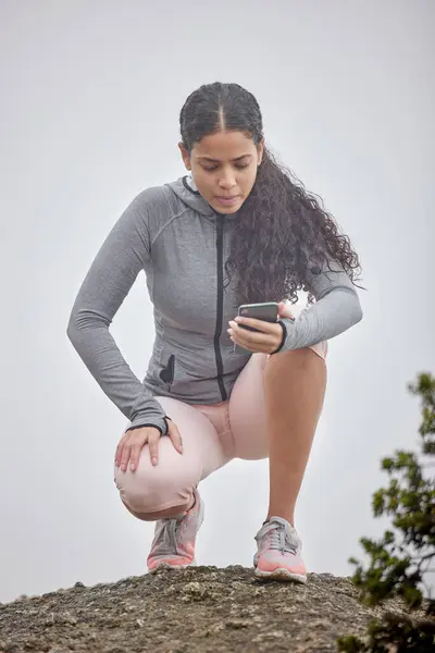 マウンテン ハイキング 女性は 自然の中でトレーニングの統計または時間を確認するために電話で運動します ストップウォッチ タイマー 健康データでトレーニングの進捗を測定するスマートフォン付きのランナー アプリ — ストック写真