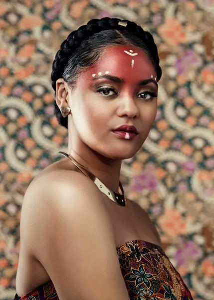 Afrika Mode Portret Van Zwarte Vrouw Met Sieraden Studio Behang Stockafbeelding