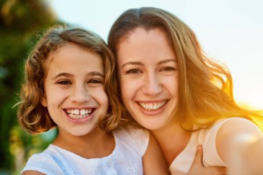 Gülümseyin, anne ve kız dışarıda portresi olan özçekim için aile fotoğrafı, kucaklaşma, bağ kurma ve hafıza sevgisi ile. Mutlu, ebeveyn ve çocuk çocukluk tatili için bahar anıları için.