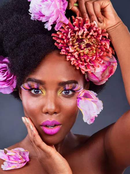 Beauté Fleurs Cils Avec Portrait Femme Noire Studio Sur Fond — Photo