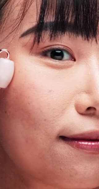 Mujer Rodillo Facial Cuidado Piel Para Belleza Con Los Ojos — Vídeo de stock