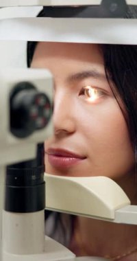 Göz muayenesi, kadın ve görme için optometri, glokom, lens veya iris kontrolü için tıbbi ya da sağlık muayenesi. Optalmoloji testinde yarık lamba, ışık veya lazer teknolojisi olan hasta.