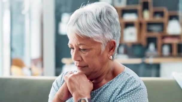 シニアの女性 思考とリビングルームは 不安を持って記憶 悲しみと退職の家 ストレスを伴うアルツハイマー病を恐れるソファーのメンタルヘルス ハウス 高齢女性 — ストック動画