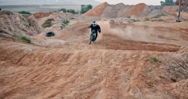 Kum Tepelerinde Insan Motosiklet Hız Yarışması Ekstrem Sporlar Meydan Okuma — Stok video