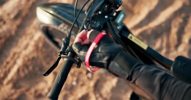 Ręce Motocykl Osoba Pustyni Podróży Świeżym Powietrzu Widokiem Góry Przygodę — Wideo stockowe