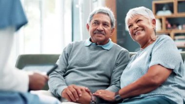 Üst düzey çift, hemşire ve evdeki kanepedeki tablete danışmanlık sağlık, tavsiye ya da emeklilik planı için. Yaşlı bir adam ve kadın danışmanlık için teknolojisi olan tıbbi bakıcı ile konuşuyor..