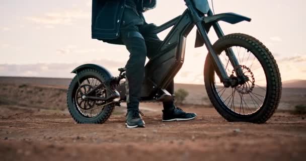 Motociclista Bicicleta Eléctrica Hombre Con Equipo Entrenamiento Aire Libre Para — Vídeos de Stock