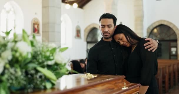 Śmierć Żal Para Pogrzebie Przy Trumnie Żałoba Mężczyzna Pocieszający Kobietę — Wideo stockowe