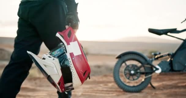Kişi Motosiklet Kask Macerası Ekstrem Spor Müsabakaları Performans Motor Yarışı — Stok video