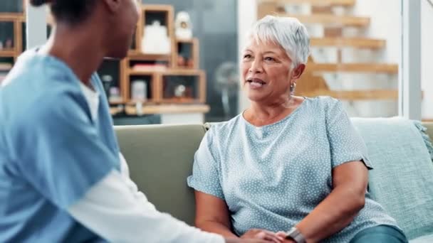 Perawatan Senior Dukungan Dan Wanita Tua Sofa Dengan Perawat Berpegangan — Stok Video