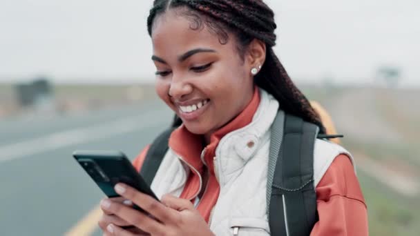 ロード旅行とウェブとの電話マップと休暇やアウトドアの休暇のために旅行 モバイル ナビゲーション 方向検索 笑顔と冒険のためのバックパックとアプリで旅 — ストック動画