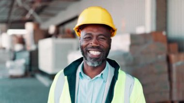 Envanter, nakliye, ihracat ve ithalat işleri için lojistiği olan mutlu, zenci adam ve depo müdürü. Afrikalı, mühendis ya da müteahhit portresi. Tedarik deposunda kasketi ve gülümsemesi var..