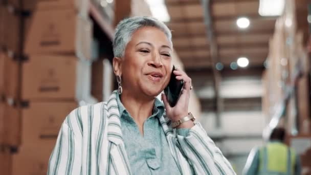 Γυναίκα Ώριμη Και Διαχειριστής Στην Αποθήκη Κατόπιν Κλήσης Smartphone Για — Αρχείο Βίντεο
