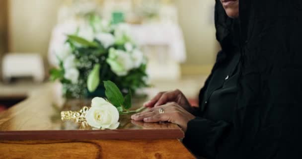 玫瑰和寡妇的手在丧礼上与悲伤 失去或痛苦的哀悼特写告别 在教堂举行的告别仪式或追悼会上 死亡和鲜花为得到人们的尊重 — 图库视频影像
