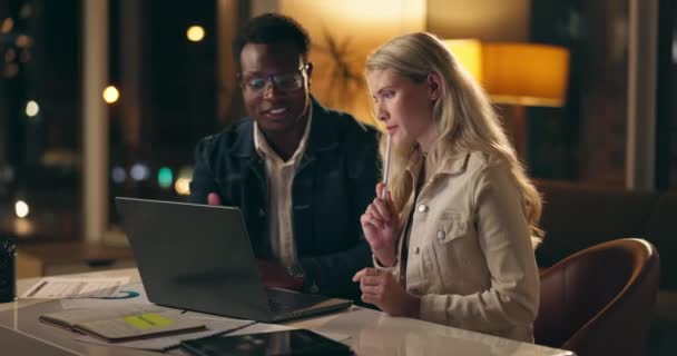 Laptop Diskussion Och Affärsmän Tillsammans Natten För Brainstorming Planering Eller — Stockvideo