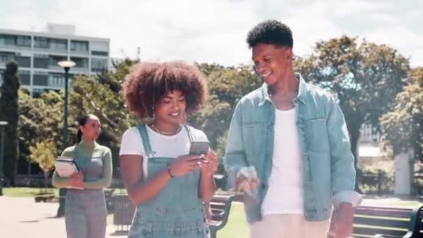 Estudiantes Amigos Campus Felices Con Smartphone Para Memes Redes Sociales — Vídeo de stock