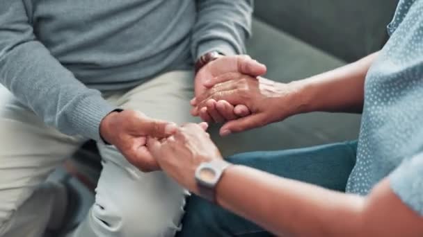 Modlitba Držení Ruce Starší Pár Obývacím Pokoji Spolu Láskou Náboženstvím — Stock video