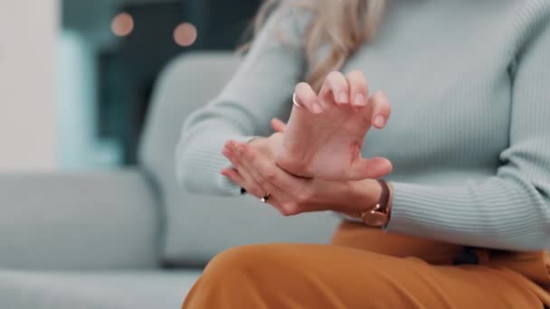 Woman Hands Arthritis Wrist Pain Injury Joint Inflammation Living Room — Αρχείο Βίντεο