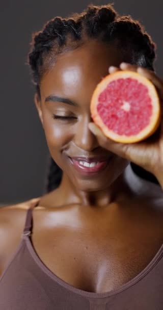 Grapefruit Vitamin Portrait Black Woman Skincare Natural Beauty Benefits Cosmetics — Wideo stockowe