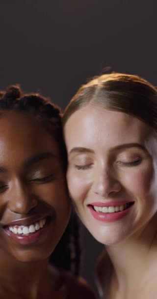 Kadın Çeşitlilik Stüdyoda Cilt Bakımı Için Gülümseme Kusursuz Cilt Doğal — Stok video