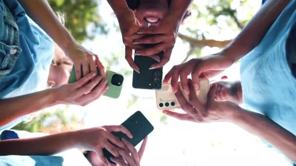 Baixo Ângulo Mãos Pessoas Com Smartphone Livre Digitação Com Conexão — Vídeo de Stock