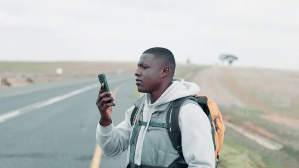 旅行や冒険のための電話 コミュニケーション 方向のための道路上のスマートフォンのための男 旅行と信号 携帯電話および悪いサービスまたは情報のための屋外の関係 — ストック動画
