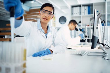 Laboratuvar, mikroskop, bilim adamı ya da çalışan kadın, bilim deneyi ve mikrobiyolog ve araştırma için organizma. Virüs, bakteri ve biyoteknoloji yeniliği, profesyonel ve test tüpü.