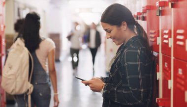 Lise, dolap ve telefon. Koridordaki öğrenci kızla iletişim, ağ kurmak ya da mesaj atmak için. Uygulama, sosyal medya ve mutlu öğrenci veya öğrenci ile eğitim ve öğrenim koridorunda gülümseme.