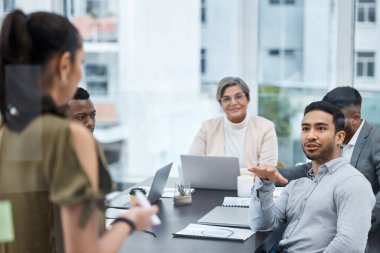 Strateji, beyin fırtınası ve iş yerinde sunum için işbirliği, ekip ve tartışma. İş arkadaşları, iş için dizüstü bilgisayarla toplantı ve atölye çalışması, etkinlik ve iş planı veya fikirler.