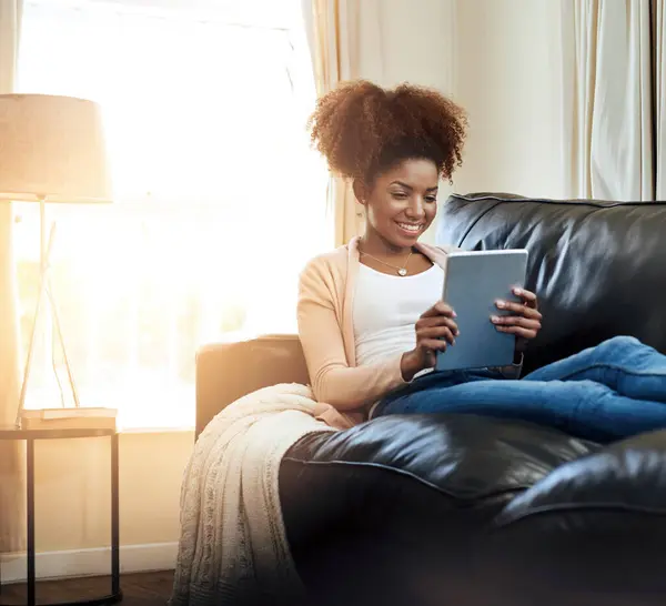 Zuhause Entspannen Und Schwarze Frau Mit Tablet Lächeln Und Verbindung — Stockfoto
