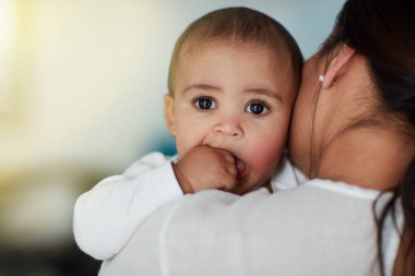 Ev, kucak ve bebek, güven, şefkat ve mutluluk ile bakım ve destek salonda. Bekar ebeveyn, anne ve bebek kucaklaşır, çocuk ve sevgi ile bağlanır, hassas ve yeni doğmuş.