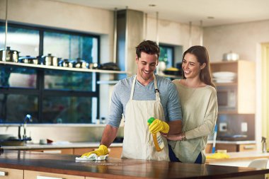 Gülümse, çift ol ve evlilikte temizlik, dezenfeksiyon ya da bakım için mutfağı temizlemeye yardım et. Erkek, kadın ve evde bulunan bakteri temizleme, bakım ve destek ekipmanlarıyla mutlu..