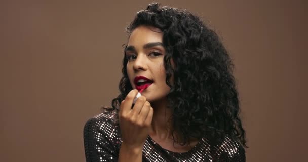 Wanita Bahagia Wajah Dan Kecantikan Dengan Lipstik Merah Untuk Makeup — Stok Video