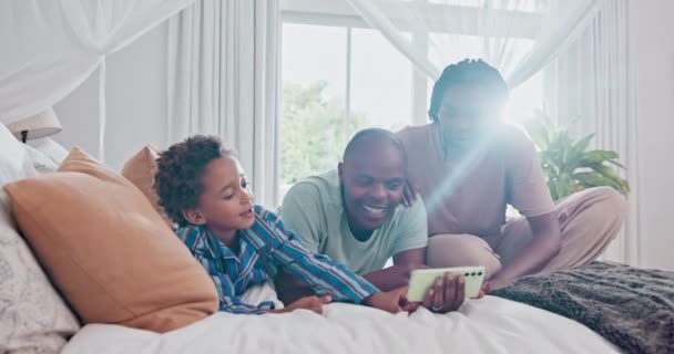 有手机的家庭和黑人家庭 自拍和有社交媒体或连接的互联网 父母或母亲与父亲或子女与智能手机 放松或数字应用程序与子女或微笑 — 图库视频影像