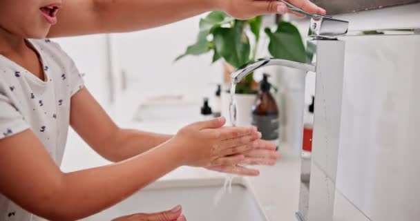 手洗い ヘルプ トイレでの衛生 セルフケアのための学習のための親を持つ水 健康と子供 細菌やバクテリアからの安全のためのシンク スプラッシュ クリーニングの手の人々 — ストック動画