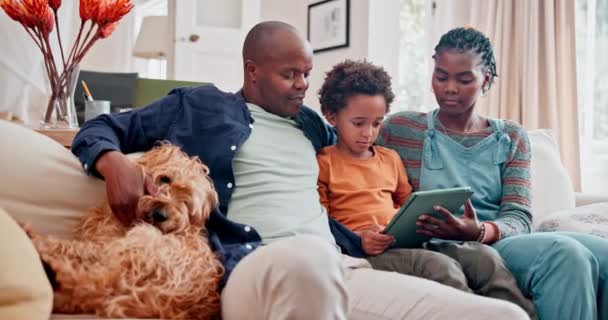 孩子和平板电脑在沙发上休息流媒体娱乐与狗的周末 电影或互联网 黑人家庭 一起坐在沙发上看电视 一起订阅 休息或回家 — 图库视频影像