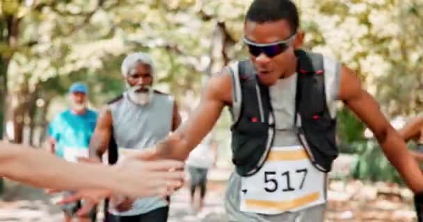 马拉松和赛跑 比赛和运动为健康 运动和耐力 支持或激励的人 运动员或一组跑步者参加运动或训练 — 图库视频影像