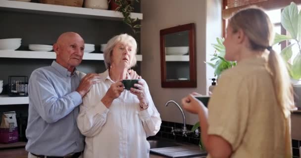 Kobieta Starsi Rodzice Rozmowa Herbatą Kuchni Pamięć Relaks Słuchanie Opowieści — Wideo stockowe