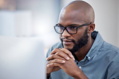 Siyahi bir adam, iş için düşünme, çalışma ya da ofis, çalışanlar ve internet teknolojisi için internet araştırmaları. Okuma, düşünme ve planlama kurumlar için, problem çözme ve iş yerinde fikir.