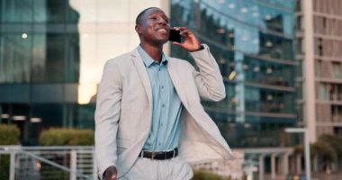 Telefon görüşmesi, iş ve mutlu siyah adam sabah iş gezisi, yürüyüş ya da satış elemanı için dışarıda. Afrikalı profesyonel, akıllı telefon ve şehirde sohbet, gülme ya da müzakere için işe gidiş..