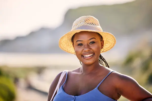Donna Nera Ritratto Spiaggia Con Sorriso Una Vacanza Campagna Viaggiare — Foto Stock