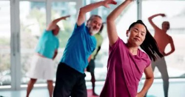Spor salonunda egzersiz, egzersiz ve kardiyo çalışması için yoga sınıfında esneme ve olgun insanlar. Spor, emeklilik ve yaşlılar sağlık, pilates ve sağlık kulübü için ısınıyor..