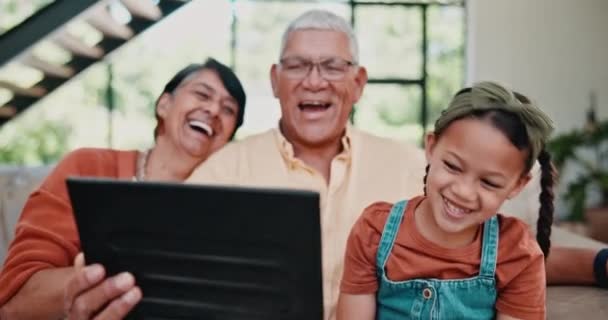 Grand Parents Film Fille Avec Tablette Dans Une Maison Familiale — Video