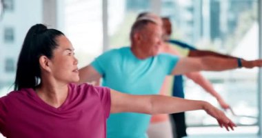 Fitness, esneme ve spor salonunda egzersiz, antrenman ve kardiyo çalışması için kıdemli Asyalı kadın. Spor, emeklilik ve yaşlı erkek ve kadınlar sağlık, sağlıklı vücut ve yoga kulübü için birlikte ısınıyorlar..