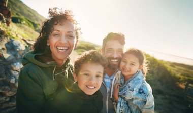 Tatil, dağ ve aile portresi gülümseme, doğa ve açık hava macerasında bir arada. Anne, baba ve çocuklar yaz tatilinde yürüyüş, gülen yüz ve tepede güneş ışığı.