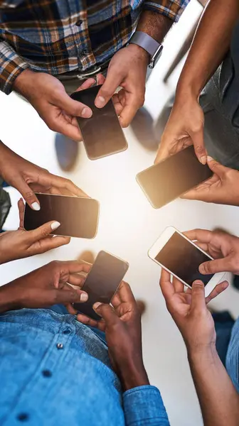 Cellphone Hands Team People Circle Networking Online Email Social Media — Stock Photo, Image